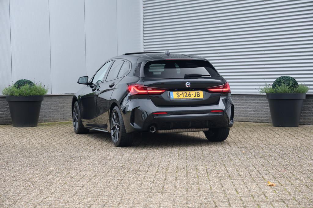 BMW 1-serie 118i M-Sport Aut. NAP|Pano|Stoelvw|Cam|Trekhaak|, 136 pk, Gebruikt, Lichtsensor, Zwart