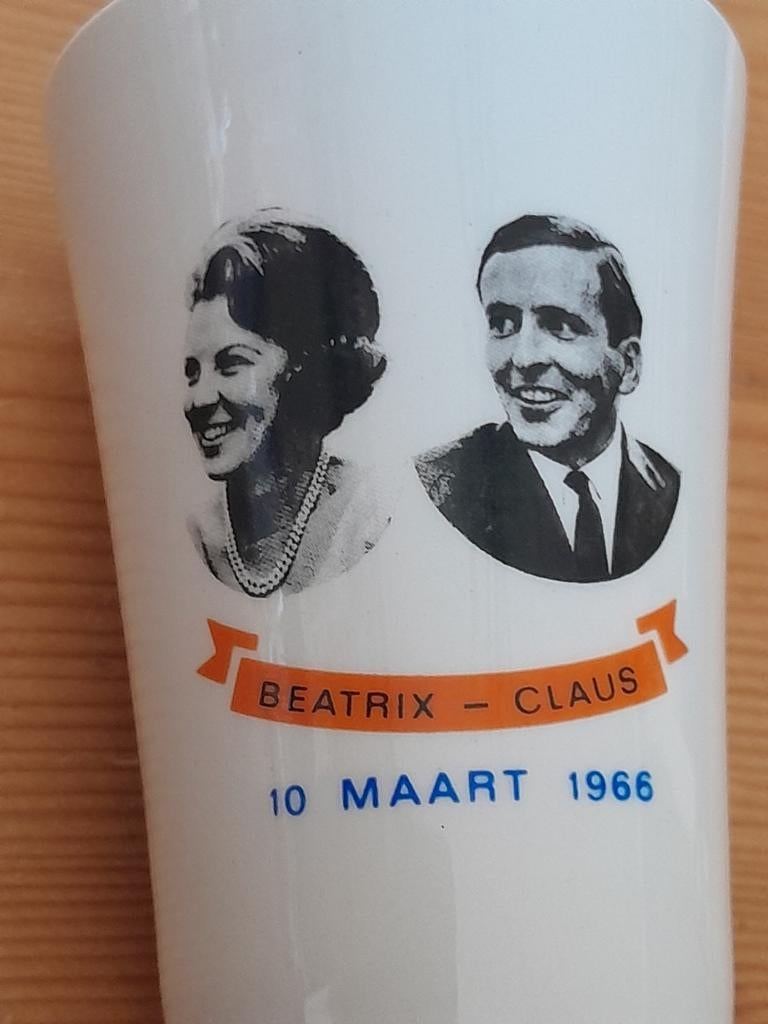 Beker tgv verloving Beatrix Claus 1966, Verzamelen, Koninklijk Huis en Royalty, Ophalen of Verzenden, Zo goed als nieuw, Servies