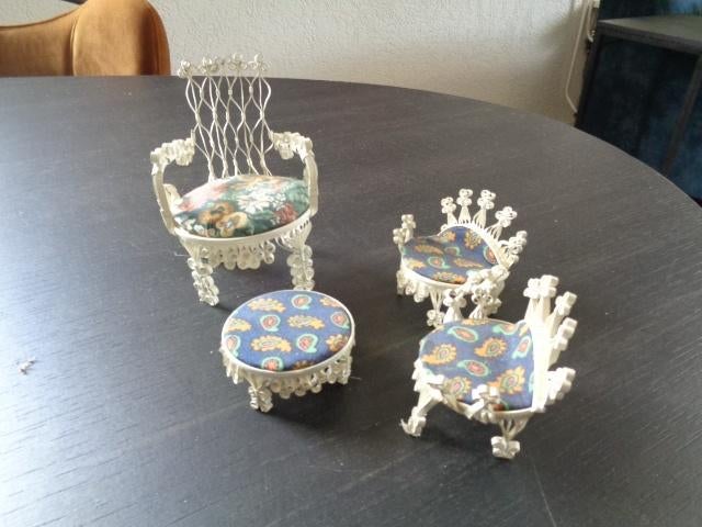 Setje stoelen + tafel (metaal / stof) voor een poppenhuis., Ophalen of Verzenden, Poppenhuis