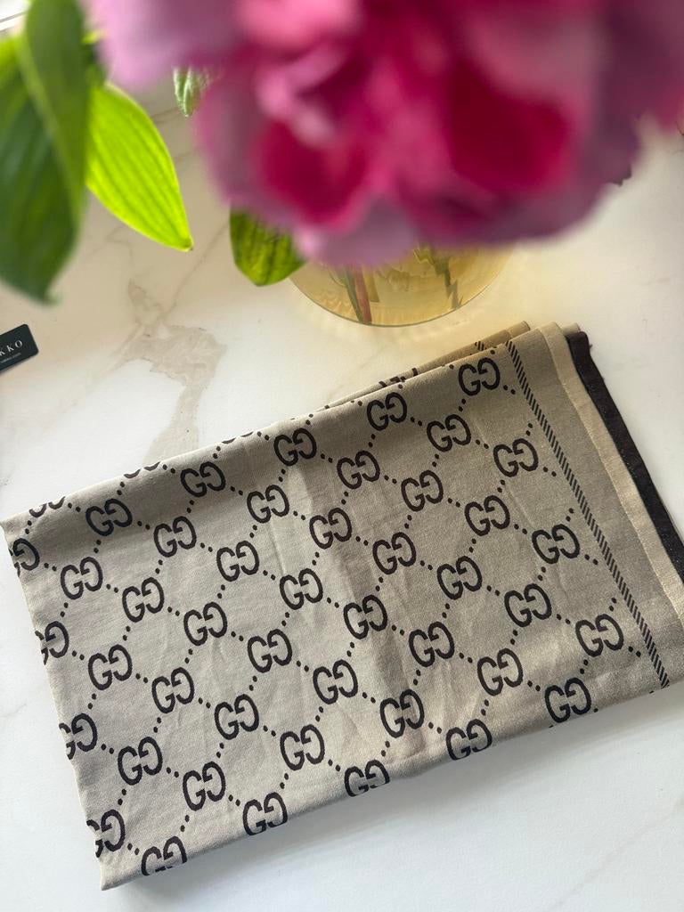Gucci Sjaal - Scarf, Kleding | Dames, Mutsen, Sjaals en Handschoenen, Ophalen of Verzenden, Zo goed als nieuw, Maat 46/48 (XL) of groter