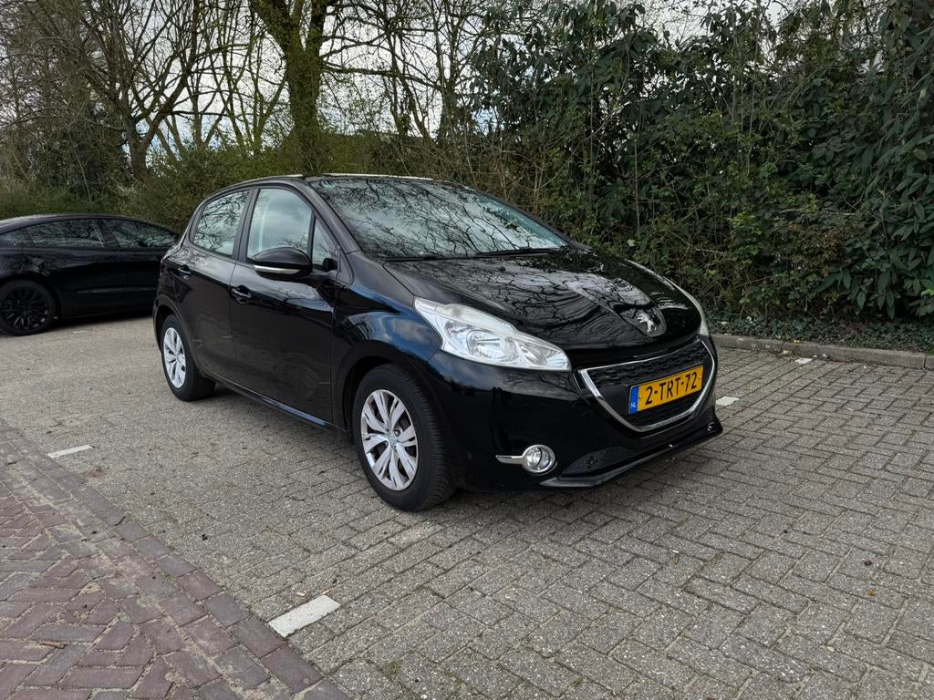 Peugeot 208 1.2 VTI 60KW 5-D 2014 Zwart, Auto's, Peugeot, Euro 5, Stof, 40 €/maand, Zwart