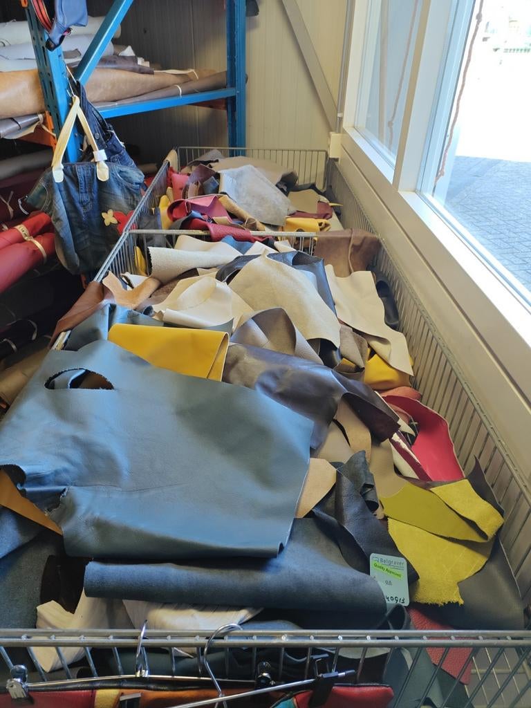 Grabbel Bak vol met leerrestanten, Ophalen, Bruin, 120 cm of meer, Leer of Kunstleer