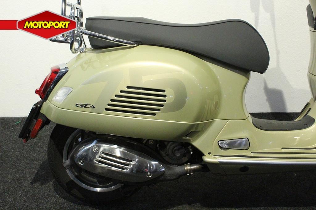 Vespa GTS 300 SUPERTECH 75TH - foto 3