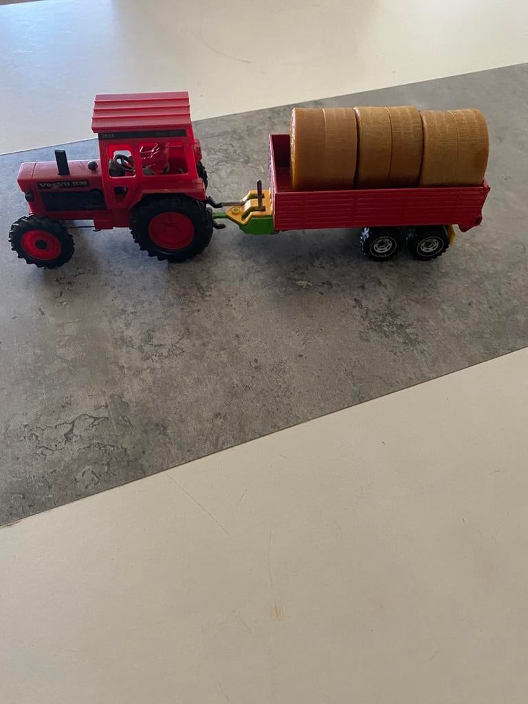 Britains volvo BM 2654 met kipper van siku in goede staat, Ophalen of Verzenden, Zo goed als nieuw, Tractor of Landbouw, Britains