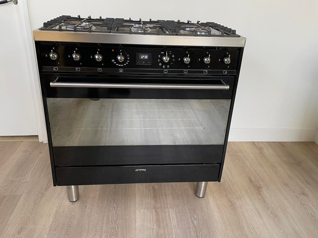 Smeg fornuis 6 pits wokbrander hetelucht oven 90 cm zwart, Ophalen, 60 cm of meer, Zo goed als nieuw, Energieklasse A of zuiniger