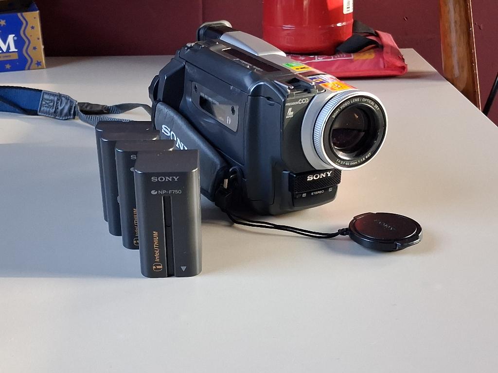 Sony Hi8 Camera DCR-TRV125E + 4 accu’s met accessoires, Audio, Tv en Foto, Videocamera's Analoog, Ophalen of Verzenden, Hi 8, Camera
