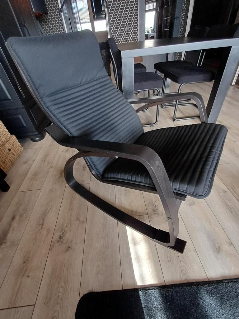 Schommelstoel van Ikea zwart, Huis en Inrichting, Ophalen, Zo goed als nieuw, 50 tot 75 cm