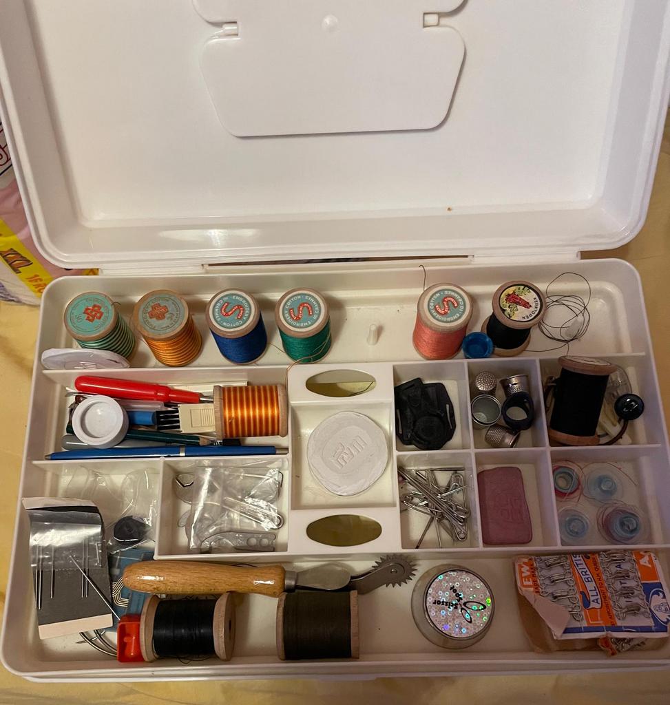 Naaimachine naaikoffer met naaispullen, Ophalen, Zo goed als nieuw