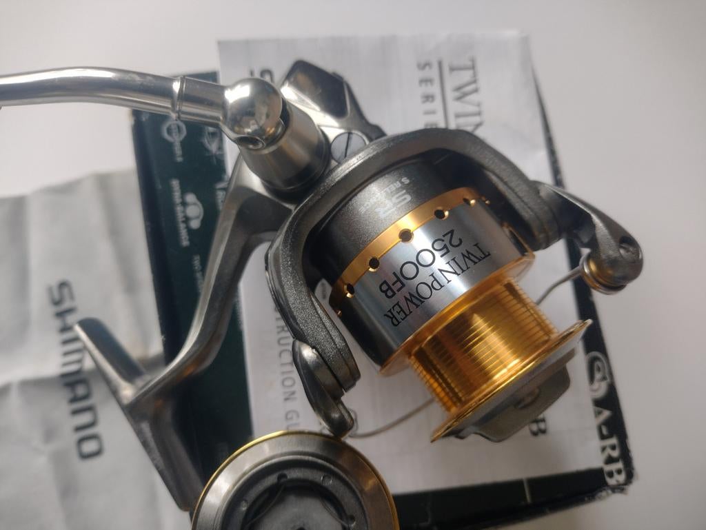 Shimano twinpower 2500fb Incl reserve spoel, Ophalen of Verzenden, Zo goed als nieuw, Molen