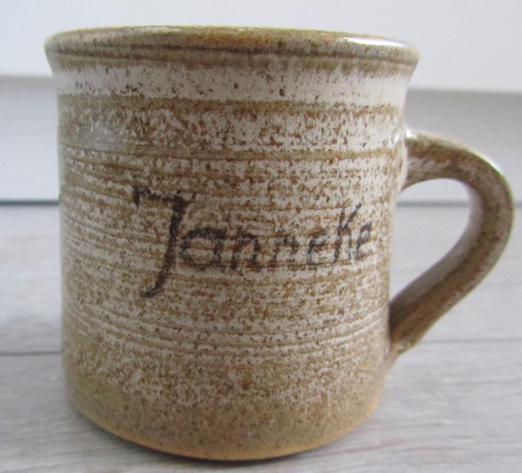 Mok/ bekertje met de naam Janneke, Ophalen of Verzenden, Zo goed als nieuw, Overige stijlen, Kop(pen) en/of Schotel(s)