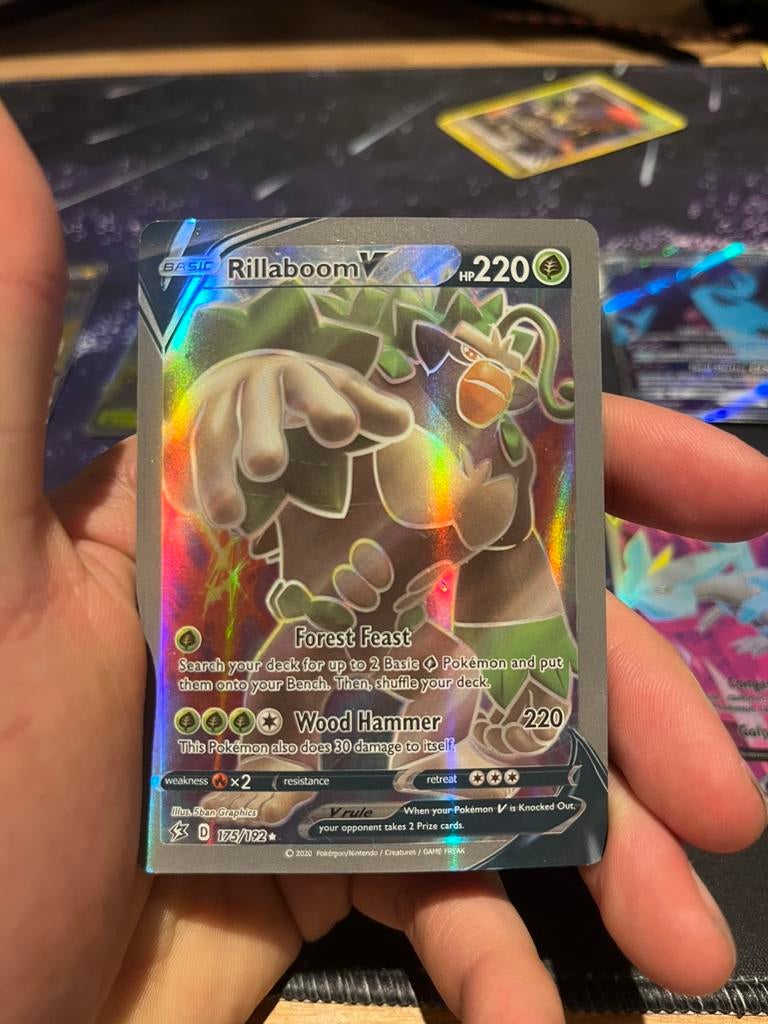 Rillaboom V pokemon kaart, Hobby en Vrije tijd, Verzamelkaartspellen | Pokémon, Ophalen of Verzenden, Zo goed als nieuw