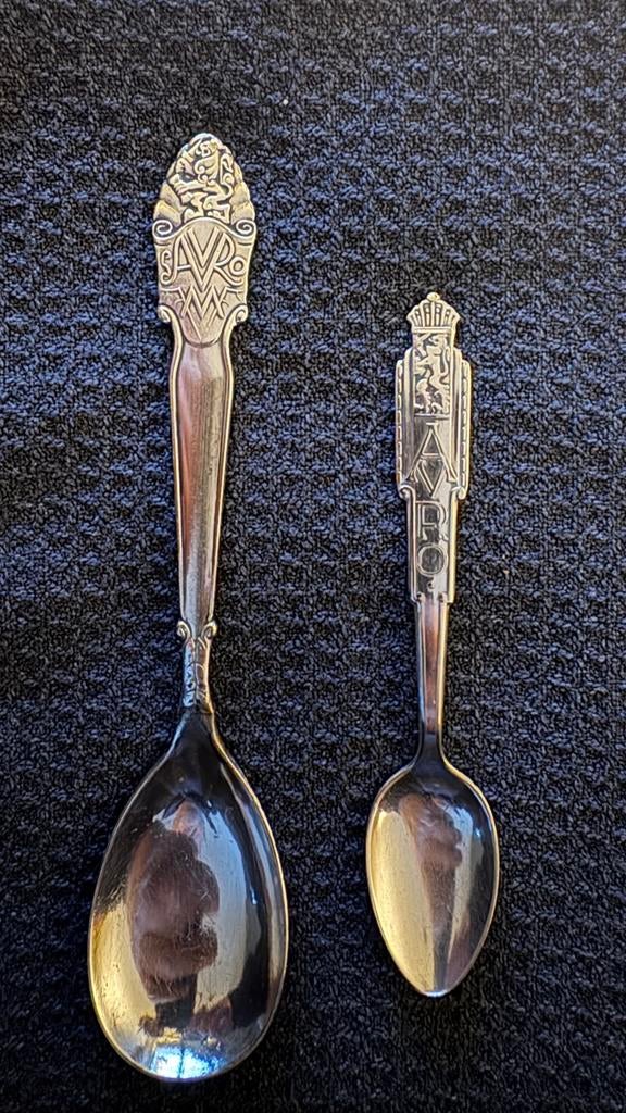 2 Avro’s herinnerings lepels, Ophalen of Verzenden