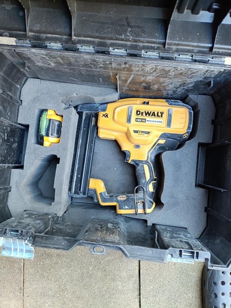 De Walt tacker 2 accus plus oplader met kist, Ophalen of Verzenden, Zo goed als nieuw, 600 watt of meer