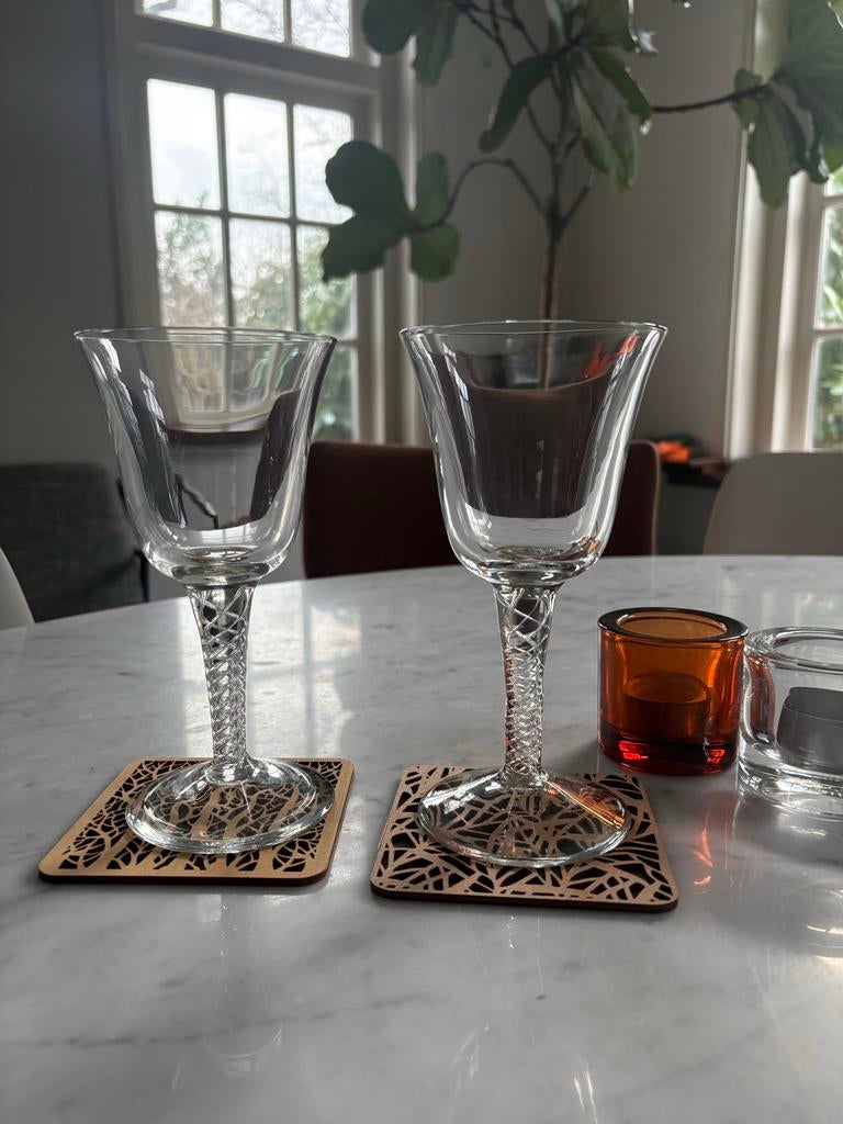 Elegante set van 2 wijnglazen met gedraaide steel, Overige materialen, Wit, Ophalen of Verzenden, Zo goed als nieuw