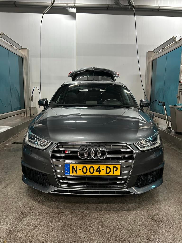 Audi A1 1.8 TFSI Sportback 192PK S-Tronic 7  2015 Grijs, Auto's, Audi, A1, Zwart, 1200 kg, 1180 kg