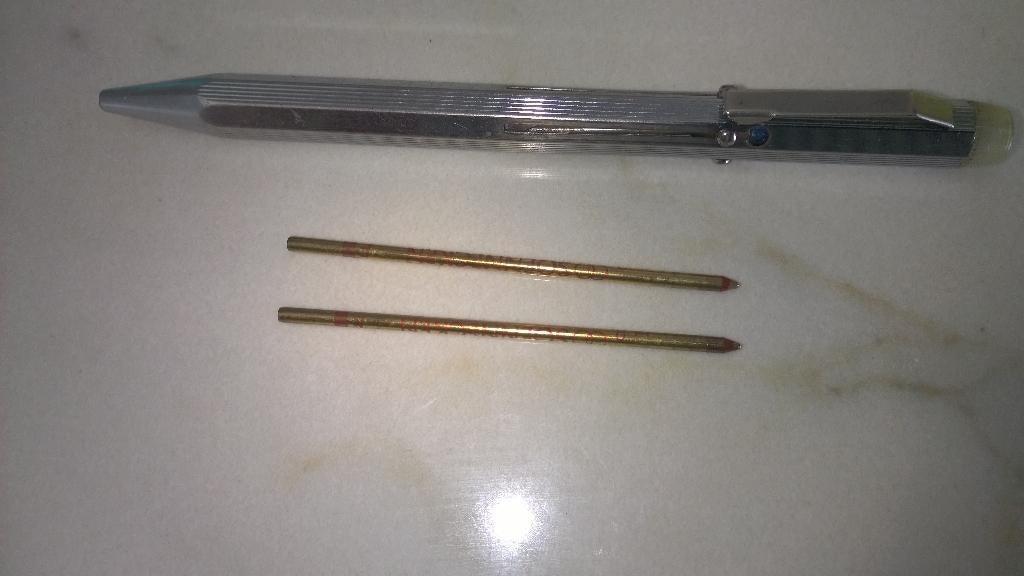 4 kleuren stylo met schuifsysteem, Verzamelen, Pennenverzamelingen, Ophalen of Verzenden, Gebruikt, Balpen, Overige merken