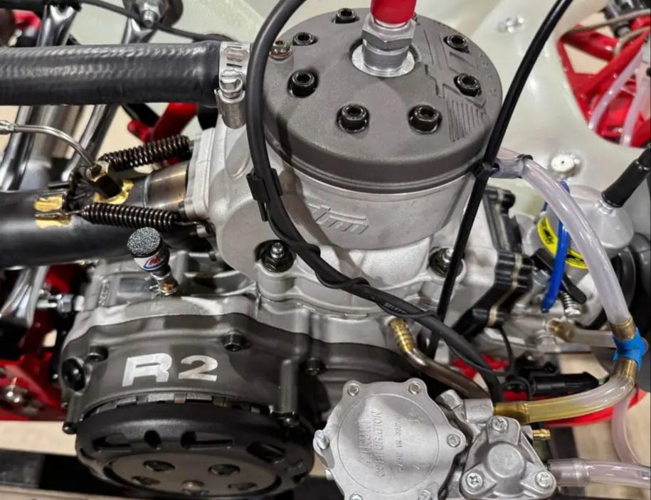 TM R2 met gepolijst versnellinbak.