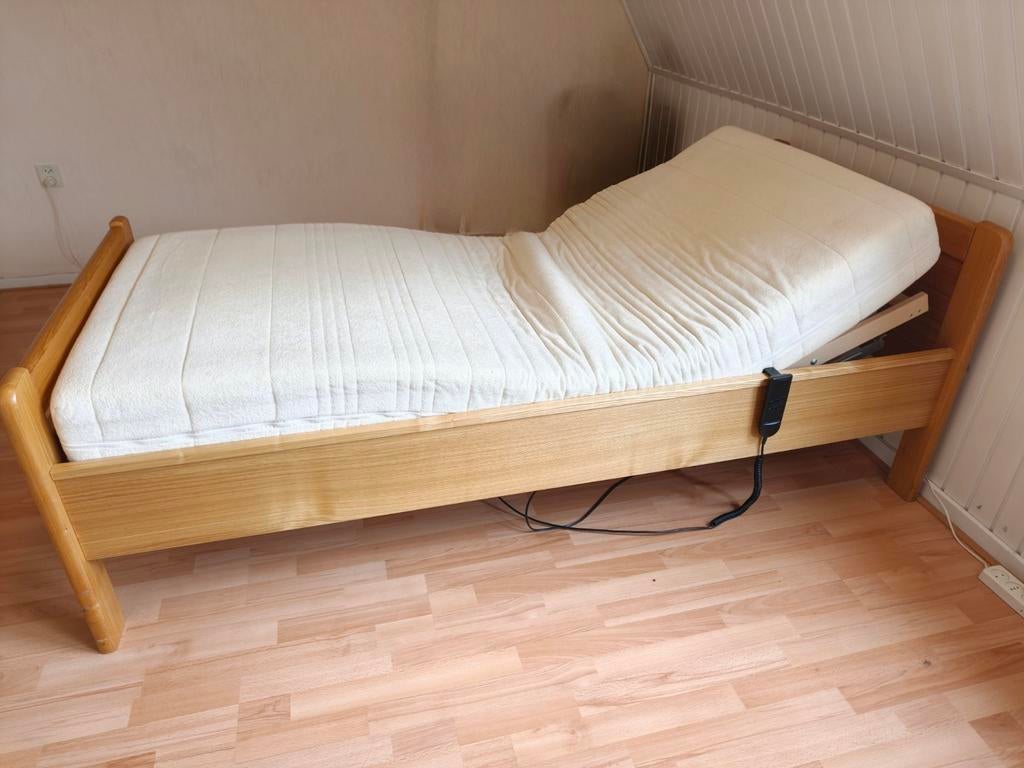 Seniorenbed met elektrisch verstelbare lattenbodem, Ophalen