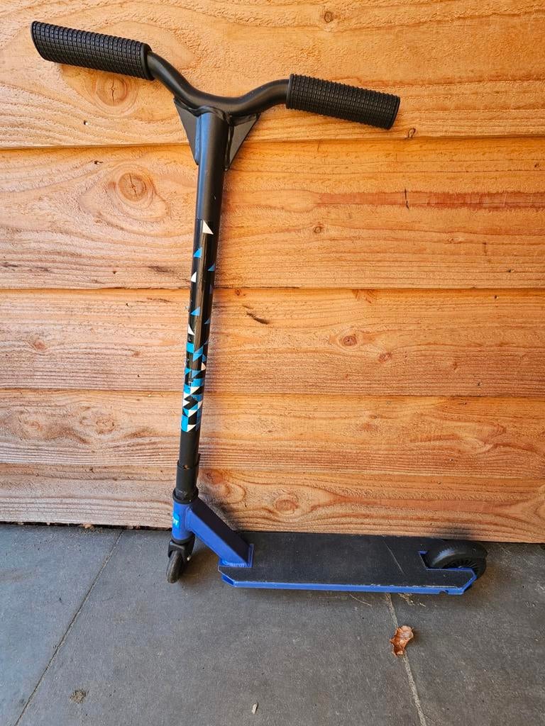 Stuntstep zwart met blauwe accenten, Fietsen en Brommers, Steps, Ophalen