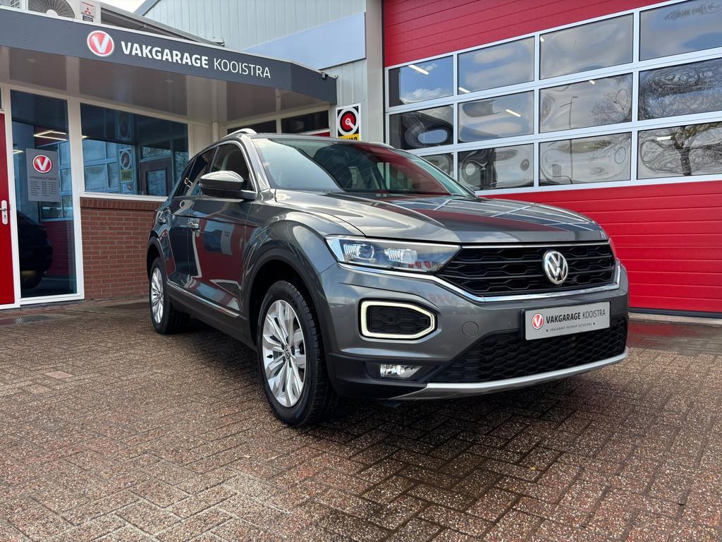 Volkswagen T-Roc 1.5 TSI Sport|ACC|Camera|Navi|Virtual, Voorwielaandrijving, 12 maanden, Stof, Zwart