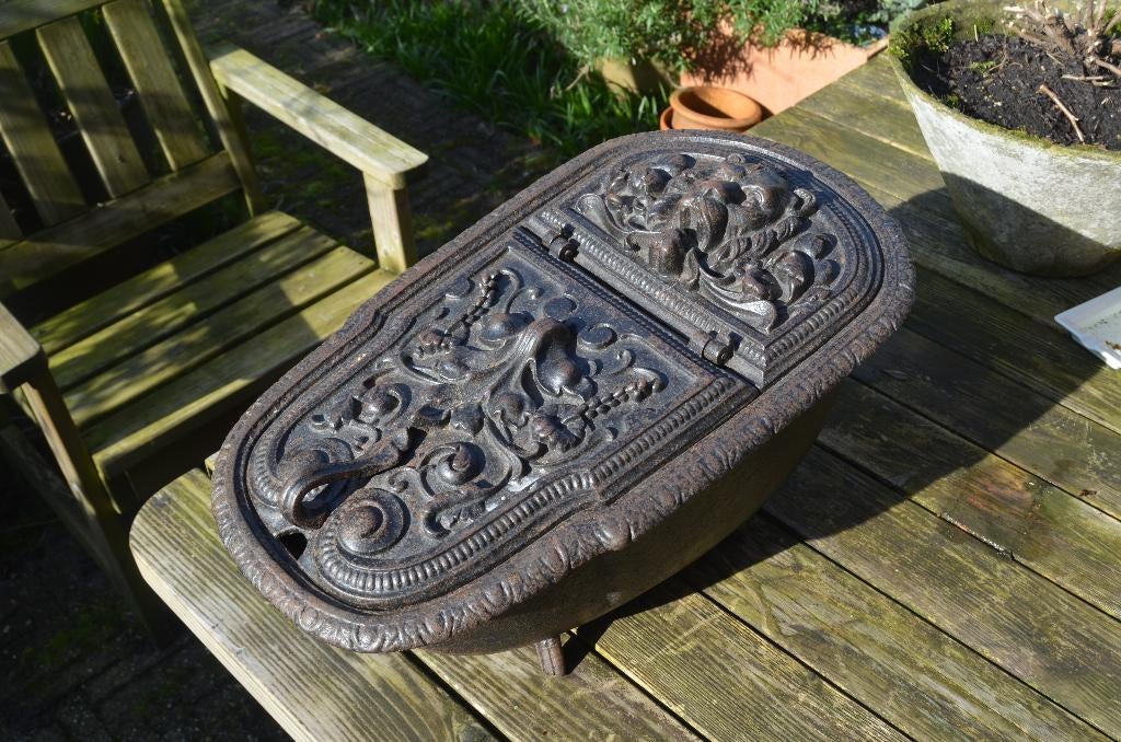 Fraaie, en zware, gietijzeren Kolenkit Leeuwenkop, Ophalen