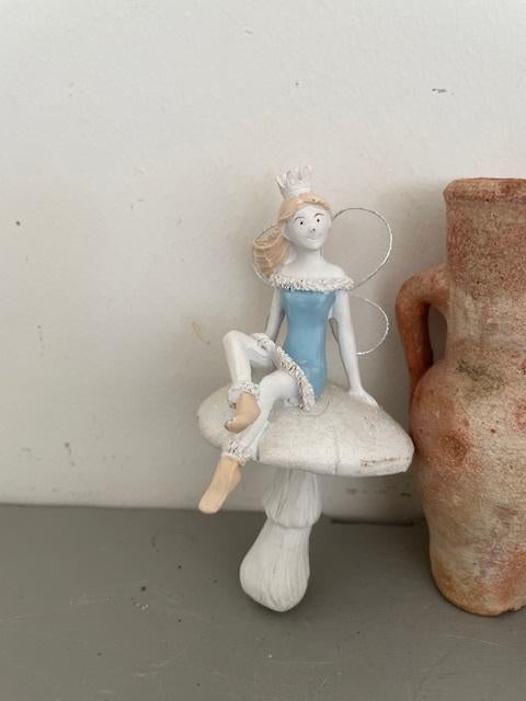 Stenen beeldje met engeltje op een paddestoel.  Wit blauw., Verzamelen, Ophalen, Zo goed als nieuw, Fantasy
