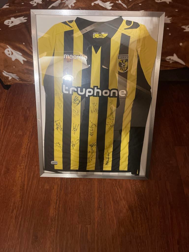 Ingelijst Vitesse shirt 16/17 met handtekeningen, Ophalen of Verzenden, Zo goed als nieuw, Vitesse, Shirt