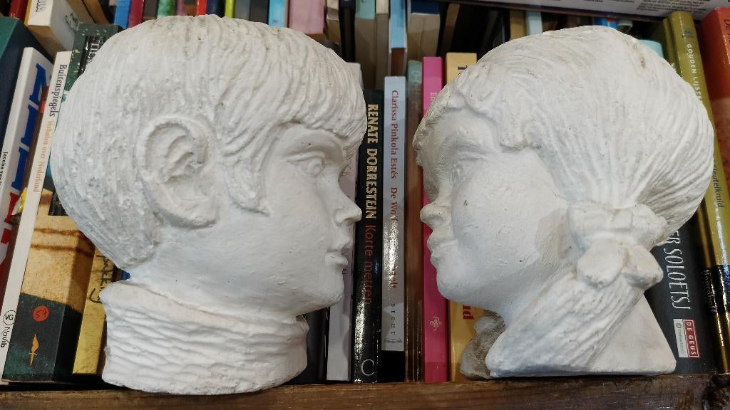Set van 2 gipsen kinderhoofden – gesigneerd ‘66 Rit’, Ophalen of Verzenden, Gebruikt