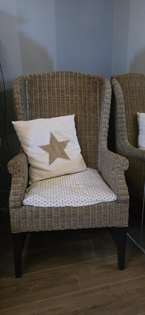 Comfortabele rieten stoel met kussen, Huis en Inrichting, Stoelen, Ophalen, Gebruikt, Bruin, Riet of Rotan