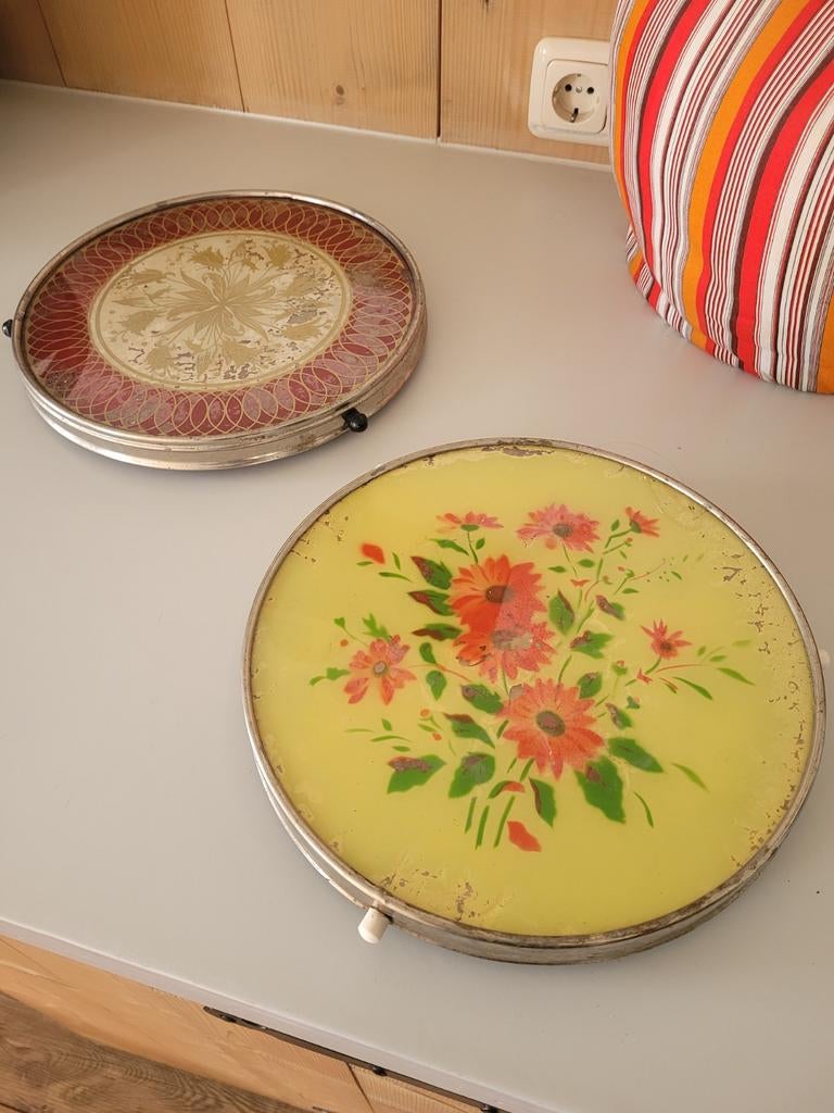 Twee vintage taartplateau's met bloemmotief., Antiek en Kunst, Ophalen of Verzenden