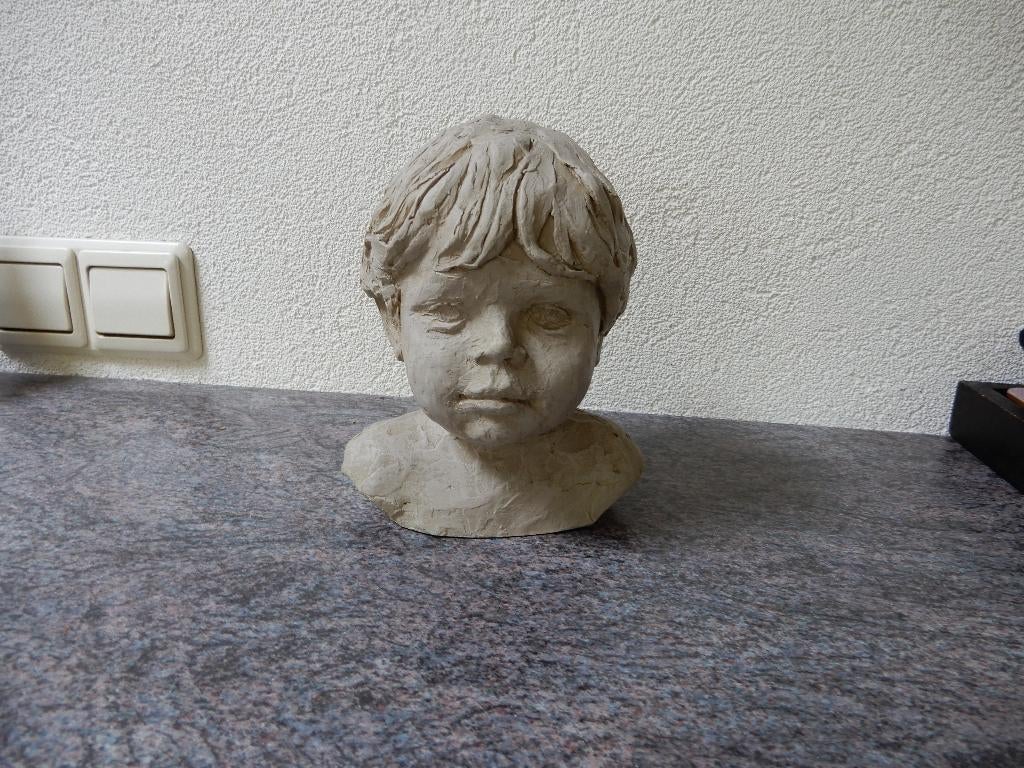 Beeldje van steen, kinderkopje, gesigneerd, Ophalen of Verzenden, Nieuw, Mens