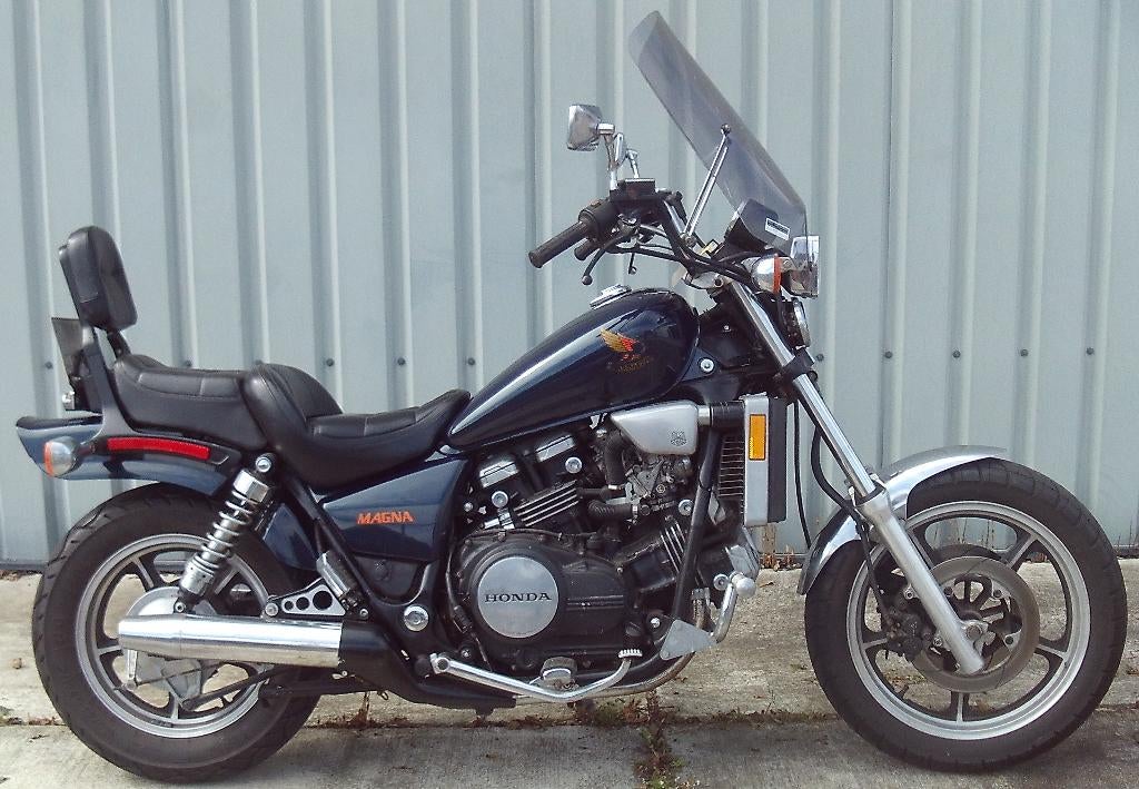 Honda VF700C Magna / 1985 / 44556 km. / Blauw / Windscherm