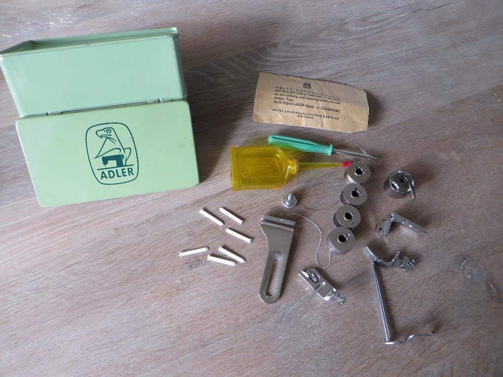 ADLER naaimachine accessoires in groen vintage blikje, Ophalen of Verzenden, Gebruikt, Naaimachine, Overige merken