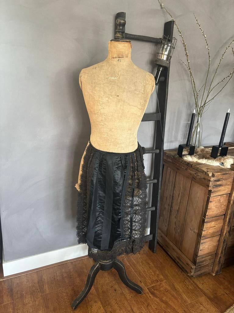 Antieke paspop met doorleefde uitstraling, Ophalen