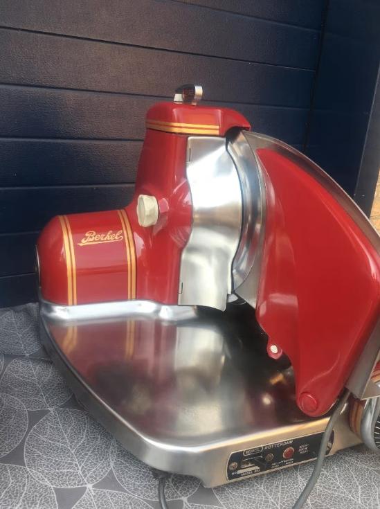 Berkel 834 snijmachine met bijpassende weegschaal in kleur, Ophalen, Zo goed als nieuw
