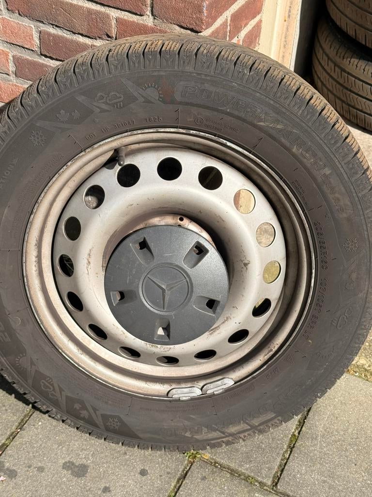 Stalen velgen met goede 4siezoen banden voor busjes, Ophalen, Zo goed als nieuw