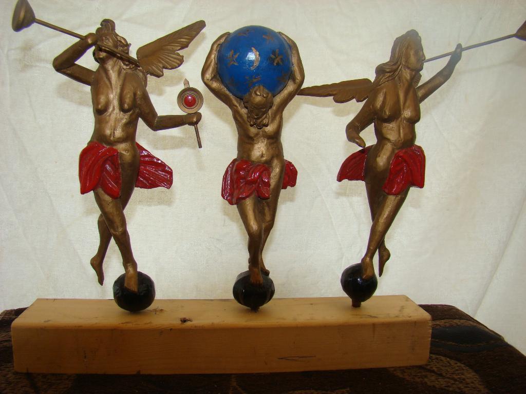 Houten klokken beelden  ( Antiek, Ophalen of Verzenden