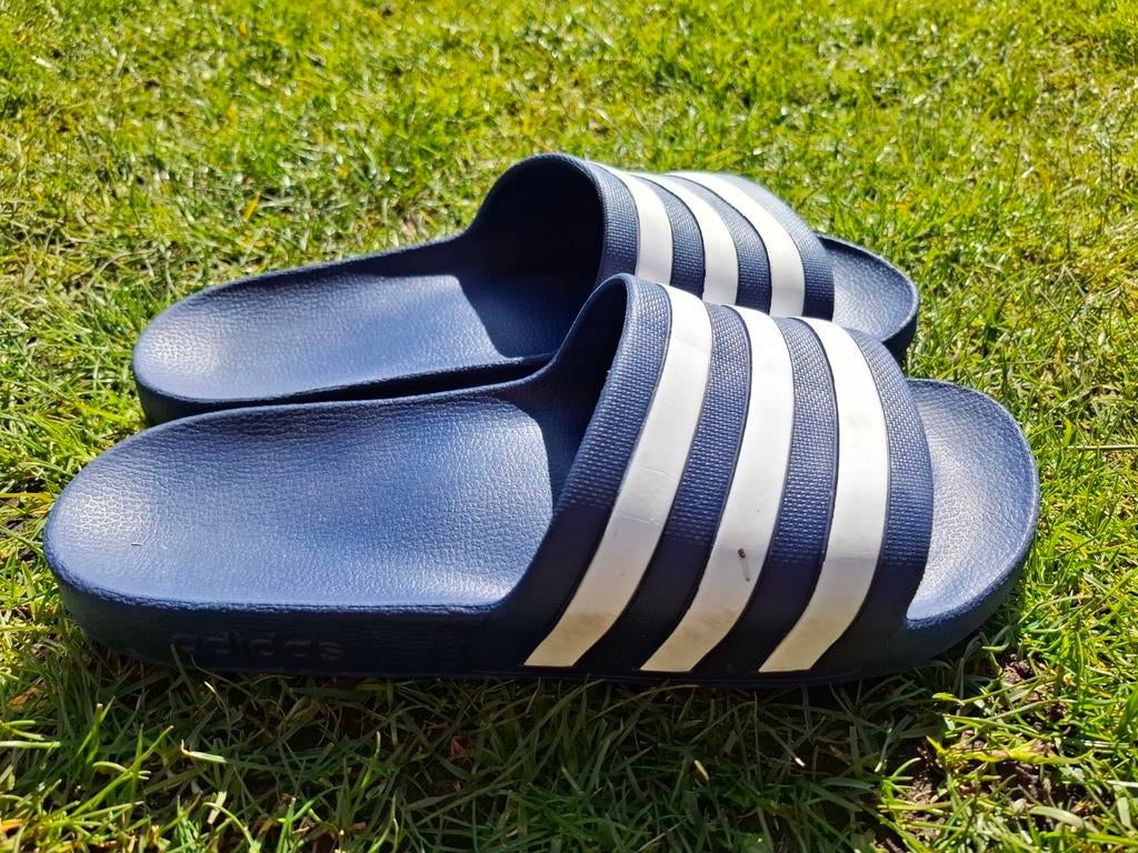 Zo goed als nieuwe Adidas slippers badslippers maat 41/42, Ophalen of Verzenden, Zo goed als nieuw