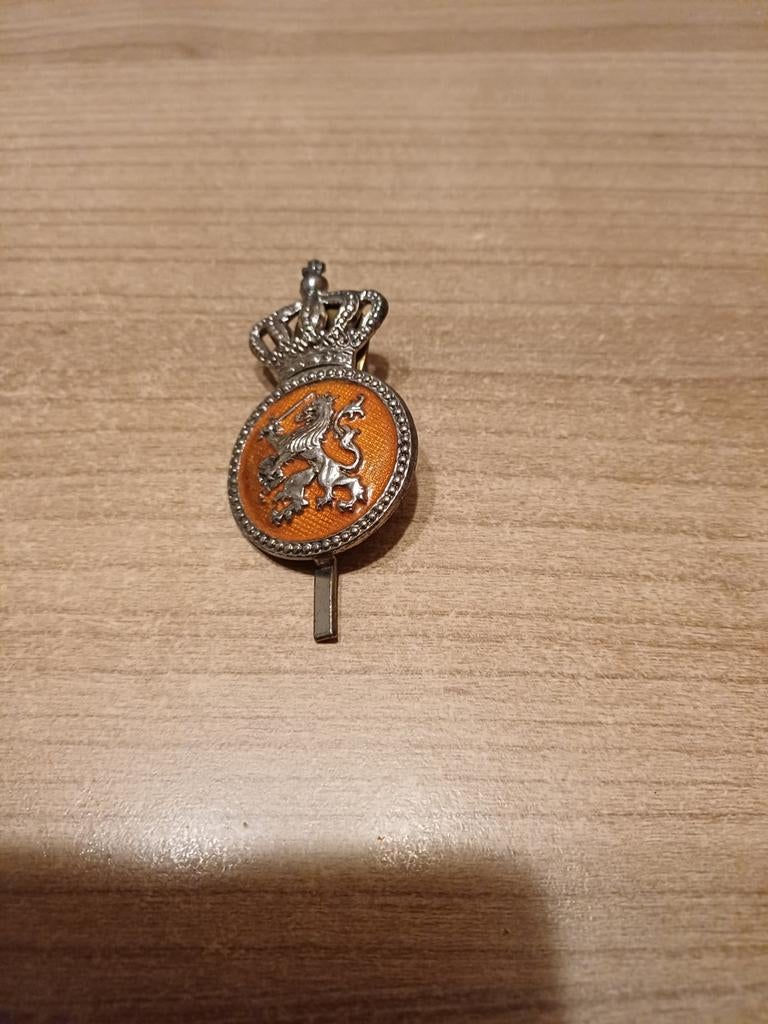 Pet embleem Landmacht KORPORAAL K.L/KMAR schroefsluiting, Verzamelen, Ophalen of Verzenden, Landmacht, Nederland, Embleem of Badge