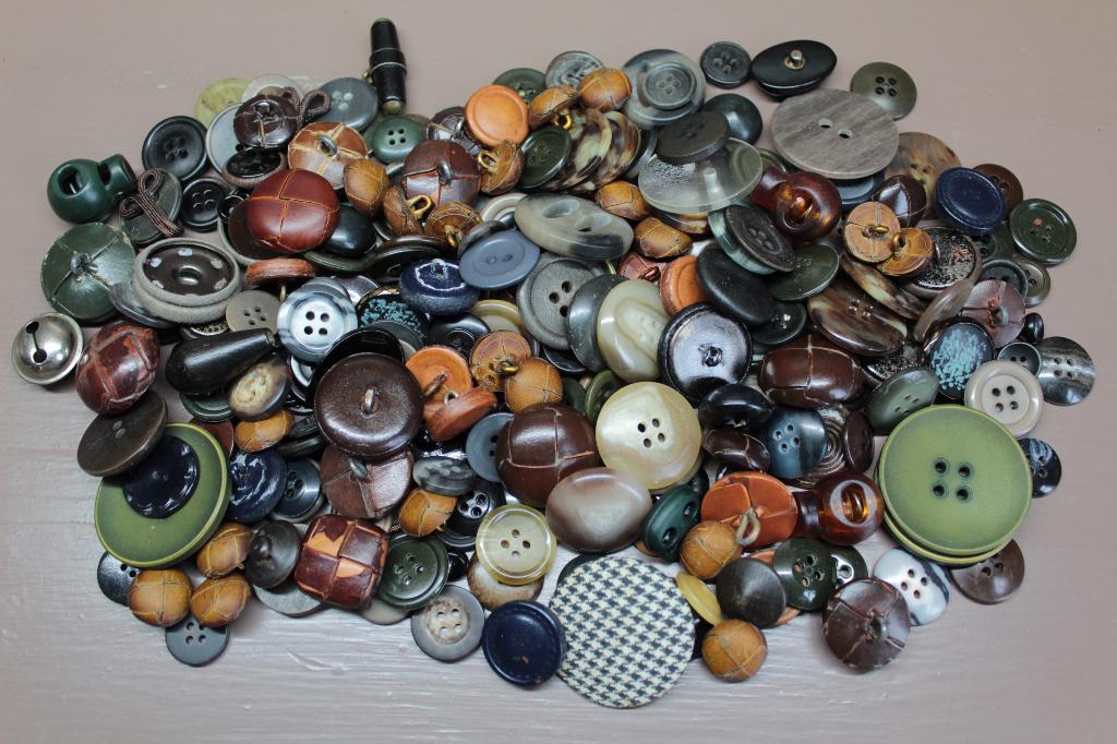 1e Lot antieke knopen donkerder kleuren, Ophalen of Verzenden, Zo goed als nieuw, Knoop of Knopen