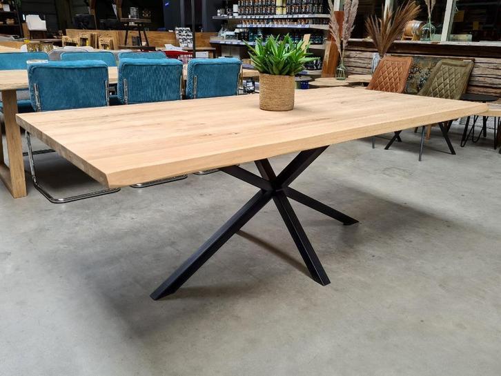 Eiken tafel | Boomstam rand blad + zwarte matrixpoot | ACTIE