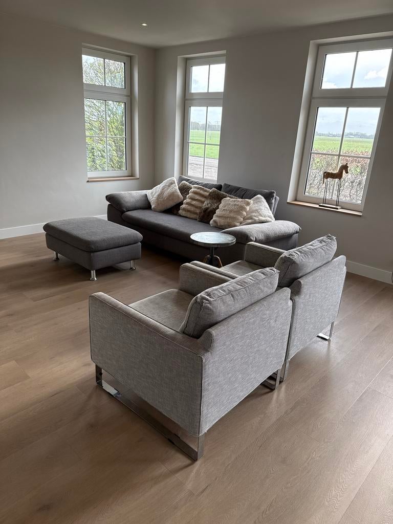 Grijze montel bank met poef en twee fauteuils, Huis en Inrichting, Banken | Bankstellen, Gebruikt, Rechte bank, Driepersoons, 200 tot 250 cm