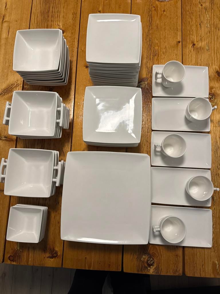 Wit vierkant servies( Yong )Compleet set, Huis en Inrichting, Keuken | Servies, Ophalen, Keramiek, Zo goed als nieuw, Effen