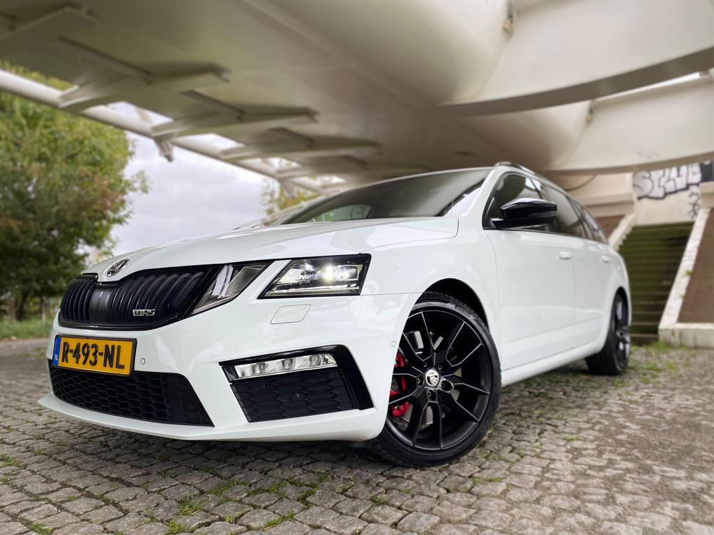 Skoda Octavia RS 235 2.0 TSI DSG PANO 2018 Garantie, Auto's, Zwart, 4 cilinders, 1984 cc, Alcantara