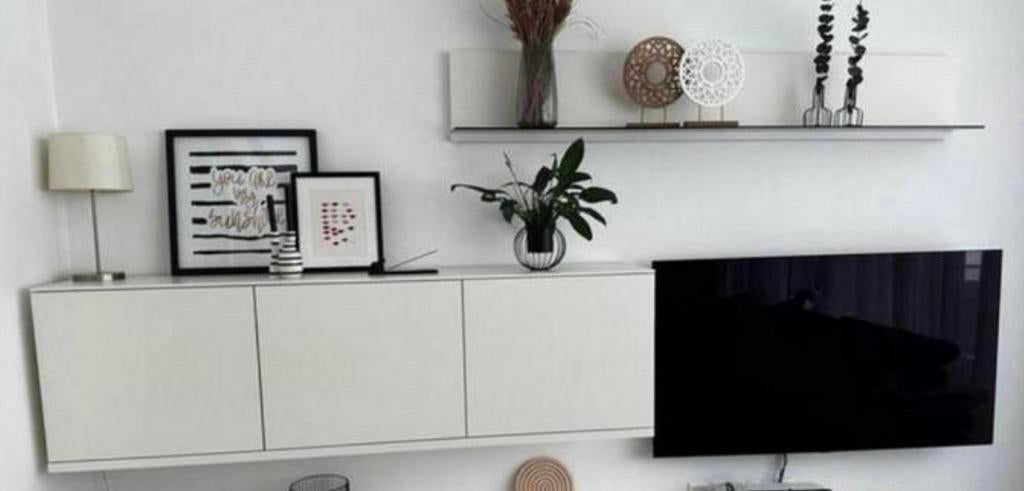 Hoogwaardige wandkast met deuren en glazen plank in wit, Ophalen, Gebruikt, 150 tot 200 cm, Minder dan 100 cm