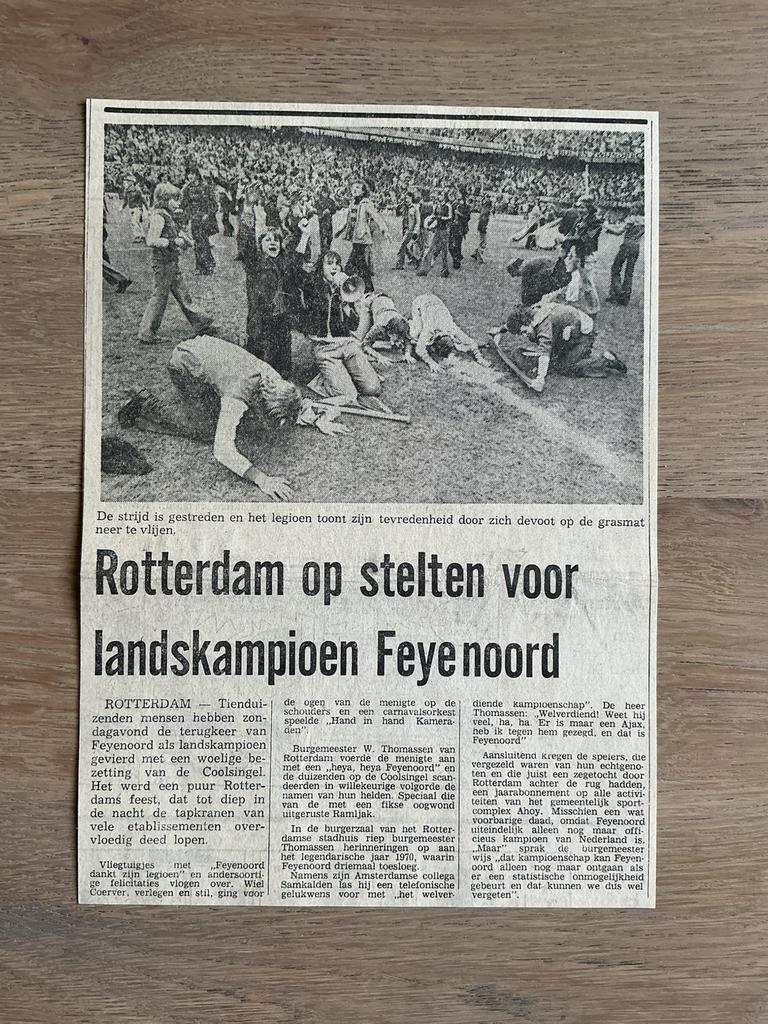 Voetbal krantenartikel Landskampioen Feyenoord mei 1974, Verzamelen, Tijdschriften, Kranten en Knipsels, Ophalen of Verzenden
