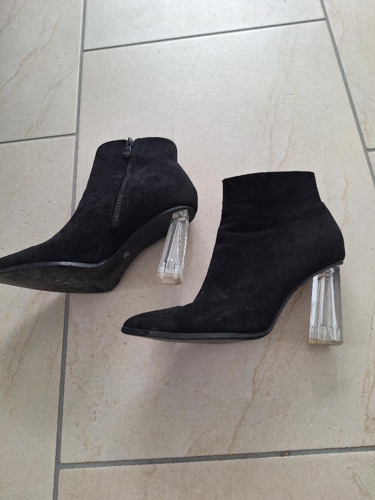 suede enkellaarzen met opvallende hak, Zwart, Lage of Enkellaarzen, Ophalen of Verzenden, Zo goed als nieuw