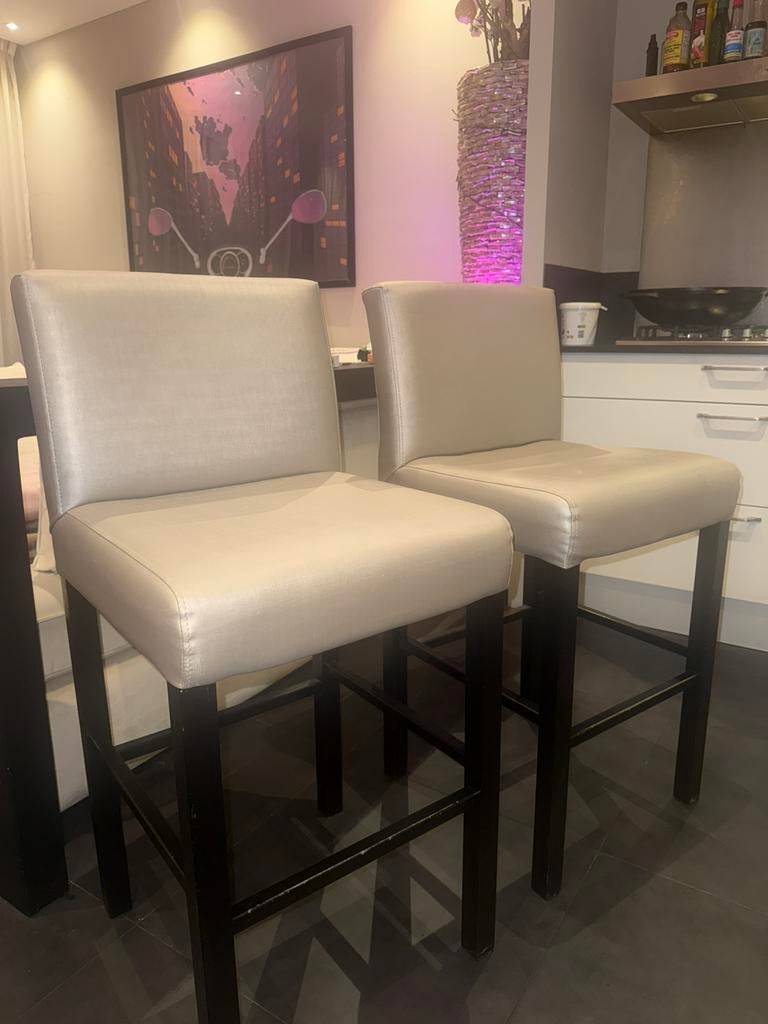 2 Moderne barkrukken te koop, 2 krukken, Ophalen, Zo goed als nieuw, 60 tot 90 cm