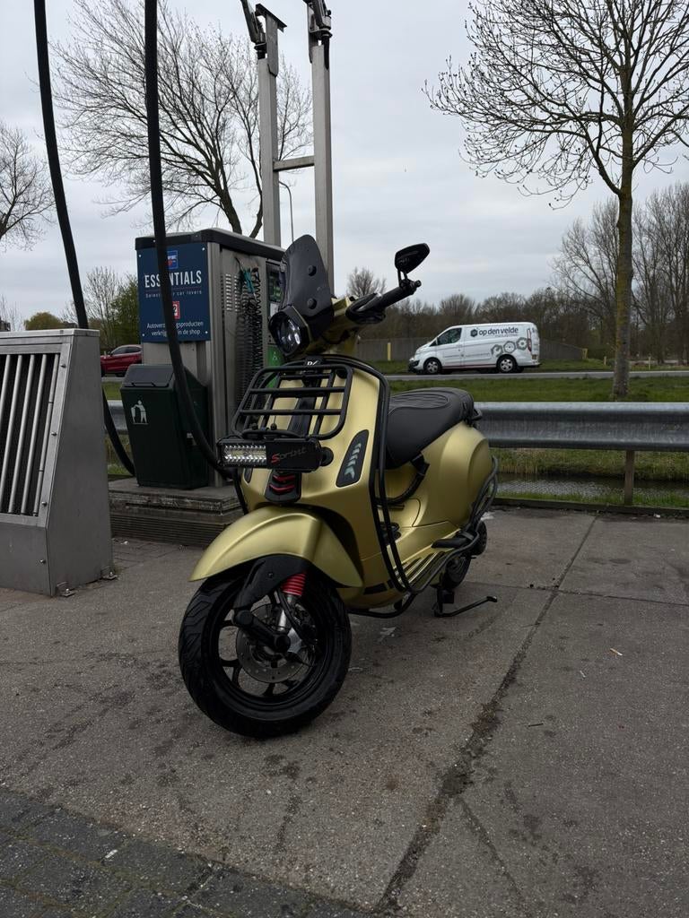 Zeer mooie unieke vespa sprint e4 (iget), Fietsen en Brommers, Scooters | Vespa, Ophalen of Verzenden, Gebruikt, Benzine, Overige modellen