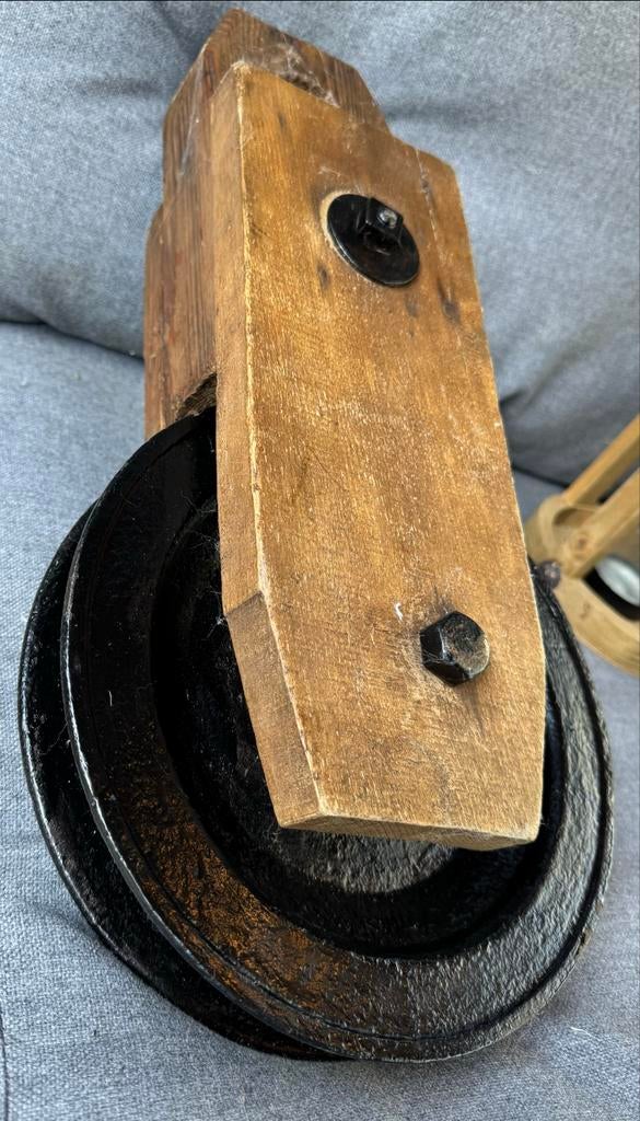 Antieke houten katrol met gietijzeren wiel, Ophalen of Verzenden